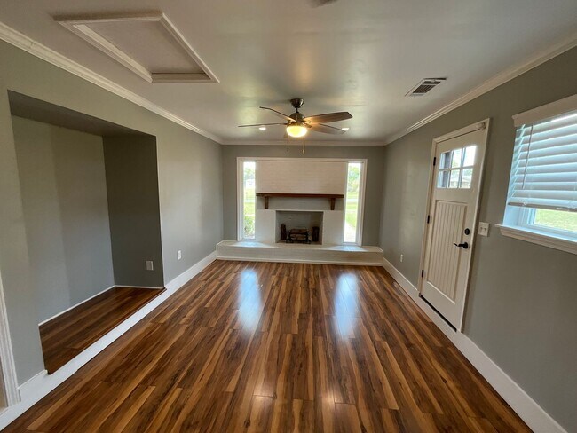 Building Photo - Gorgeous 3/2 Brick Home in Marianna with Bonus Room, Shed, and Fenced Back Yard!