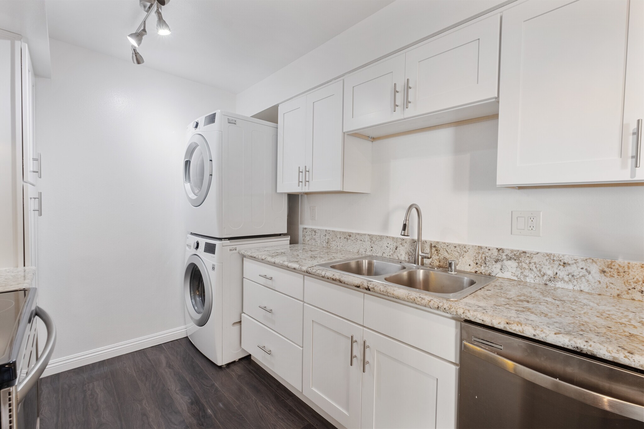 Kitchen with Washer & Dryer - 433 S Manhattan Pl