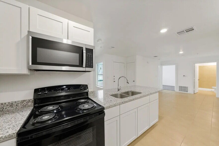 Building Photo - 903 Canterbury