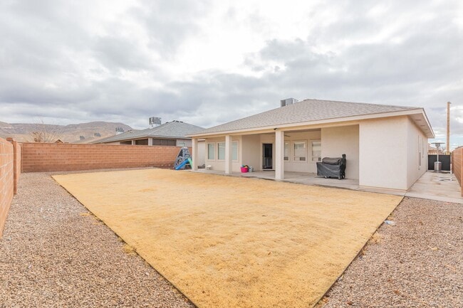 Building Photo - Modern 4 Bed 3 Bath - Pets Allowed!