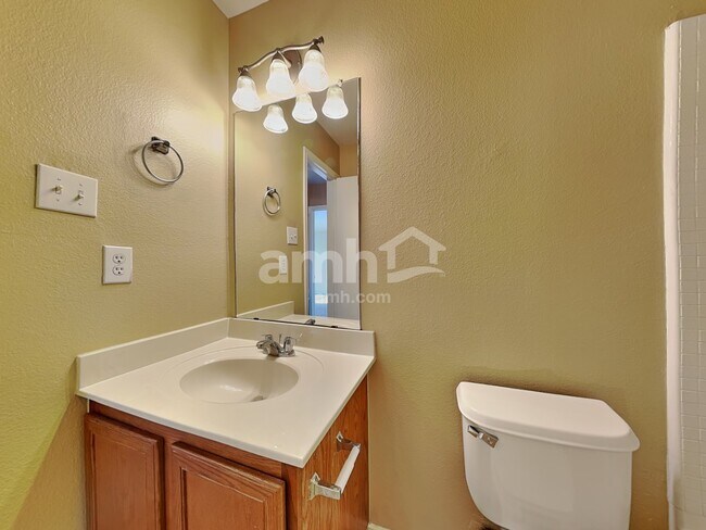 Building Photo - 937 Iona Dr