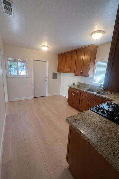 Building Photo - 607 N Mar Vista Ave