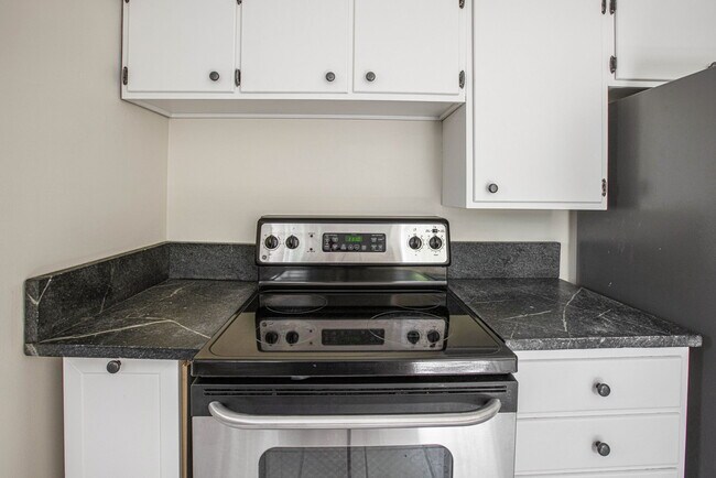 Building Photo - 2509 Crest Ave