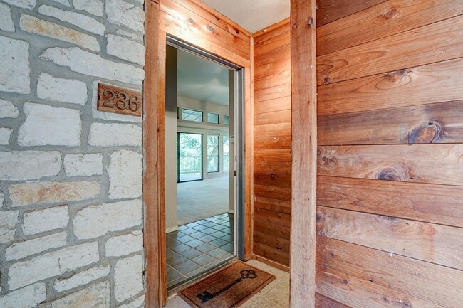 Building Photo - Beautiful 2 Bed / 2 Bath Home with Balcony in Austin