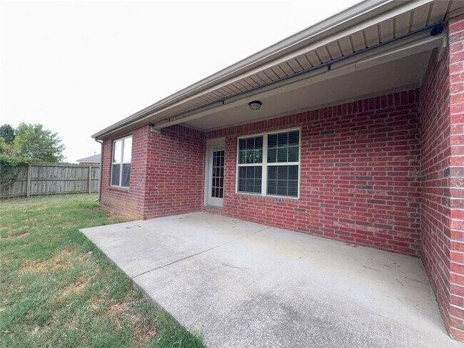 Building Photo - 1211 SW Horizon St
