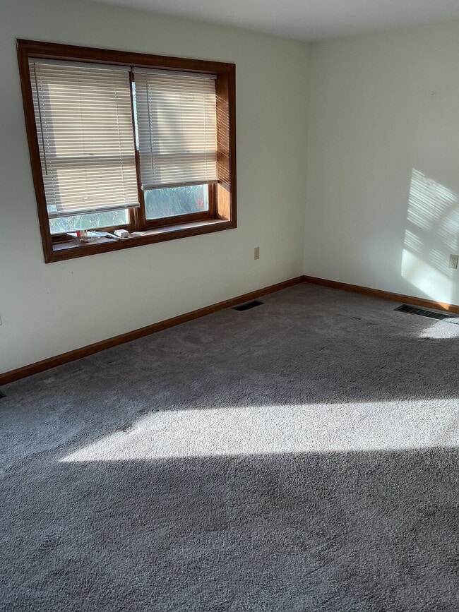 Building Photo - 3 bed 1/5 bath Townhome available