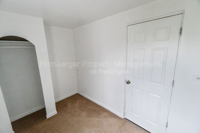 Building Photo - 2911 E Rowan Ave