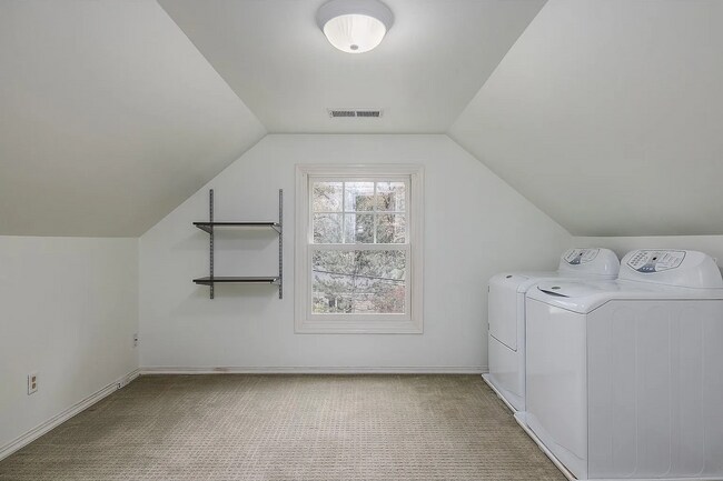 Building Photo - Experience the Charm of a Portland Heights...