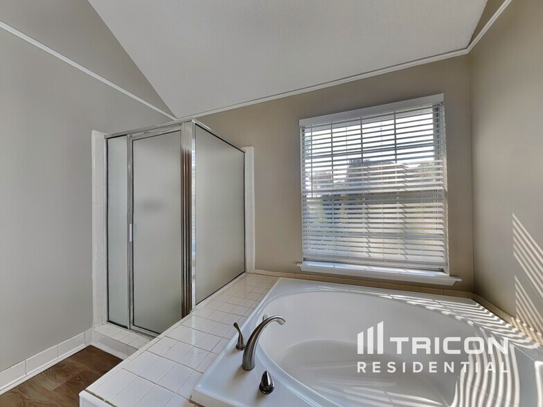 Building Photo - 2615 Sandstone Dr