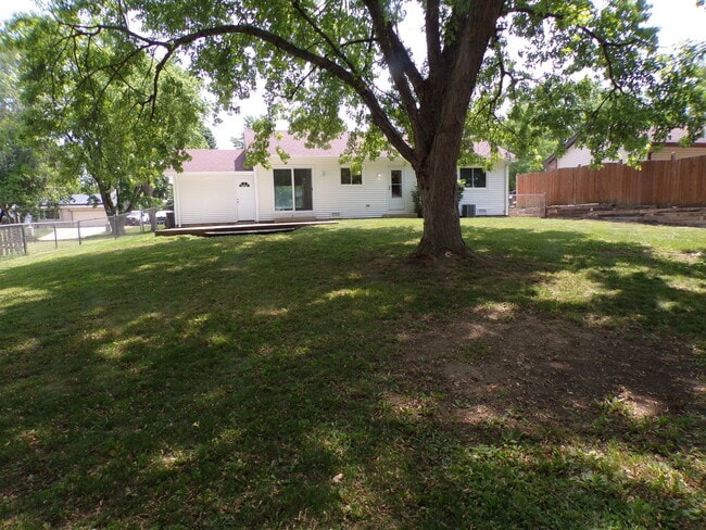 Building Photo - 103 Heritage Dr S