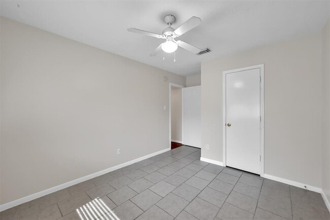 Building Photo - 10914 Waterview Cir