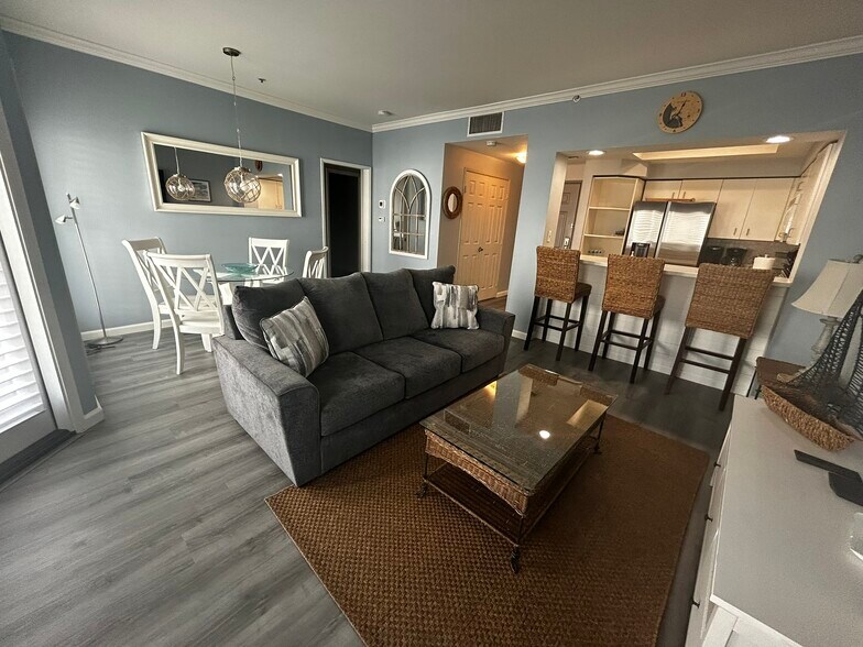 Living Room/Dining Area - 655 Columbia St