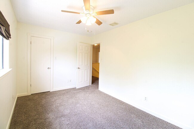 Building Photo - 8118 Chestnut Manor Dr