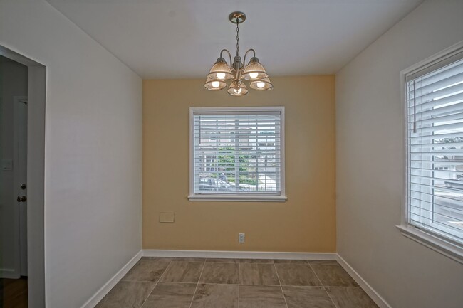 Building Photo - Completely Remodeled, Bright & Airy, 2BR1....