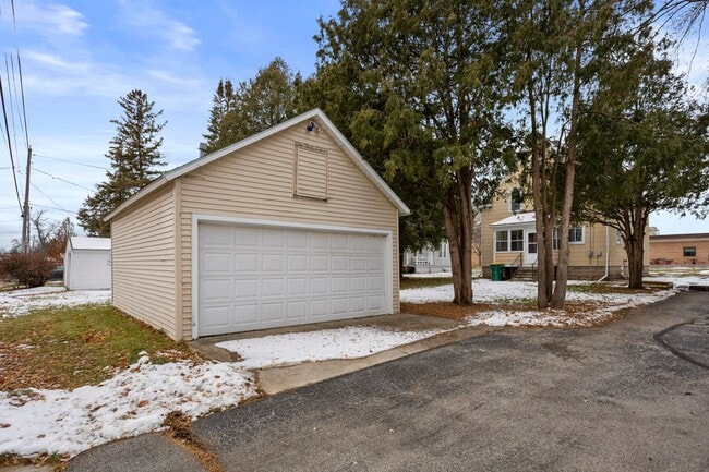 Building Photo - 3 Bedroom Fond Du Lac House