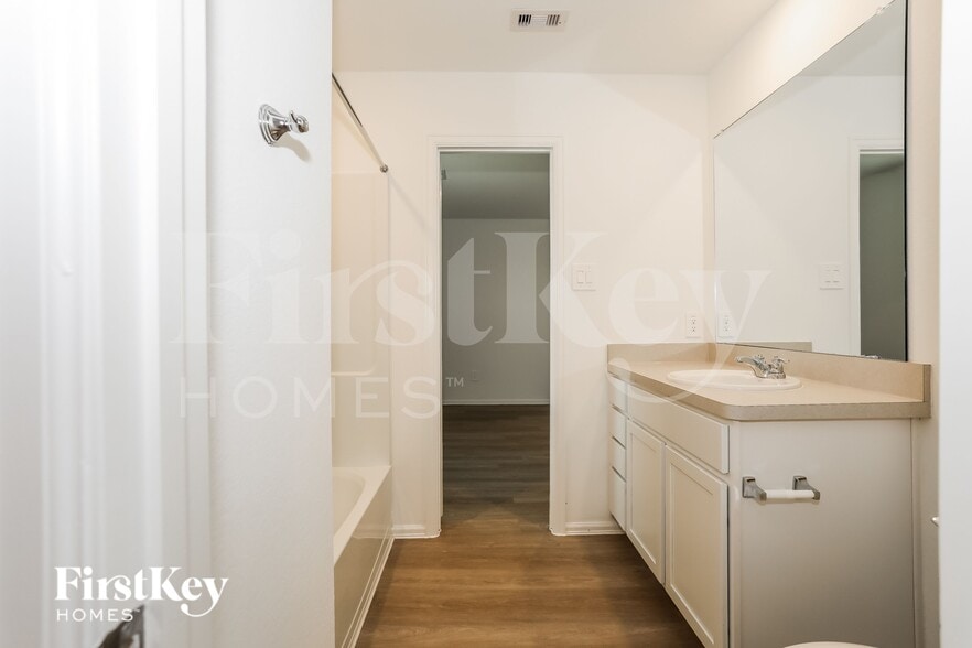 Building Photo - 423 Jewett Meadow Dr