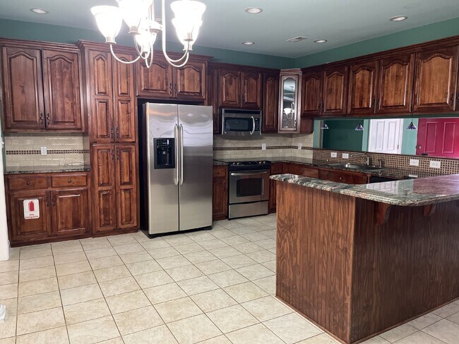 Building Photo - "Charming Kernersville Retreat: Spacious 4-Bed Gem with Granite Touches & Cozy Fireplace"