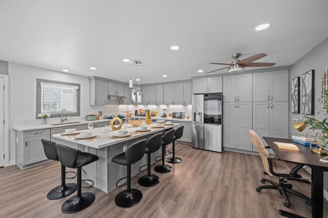 Building Photo - 10983 Parkdale Ave