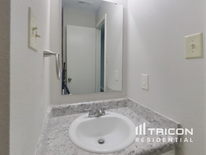 Building Photo - 6409 Alonzo Dr