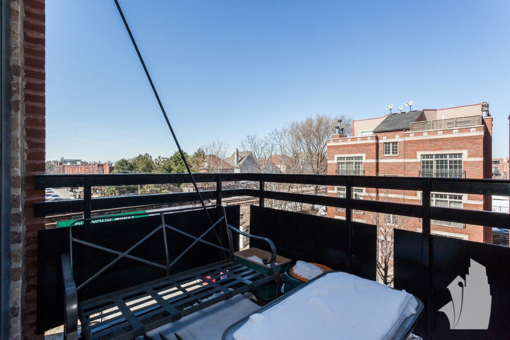 Building Photo - 1735 W Diversey Pkwy