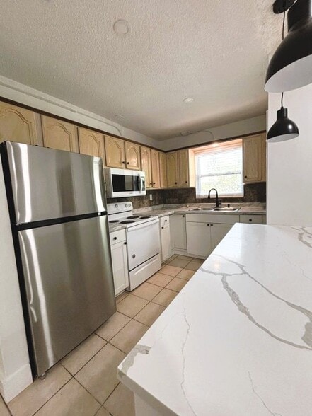 Building Photo - 1117 NE 10th St