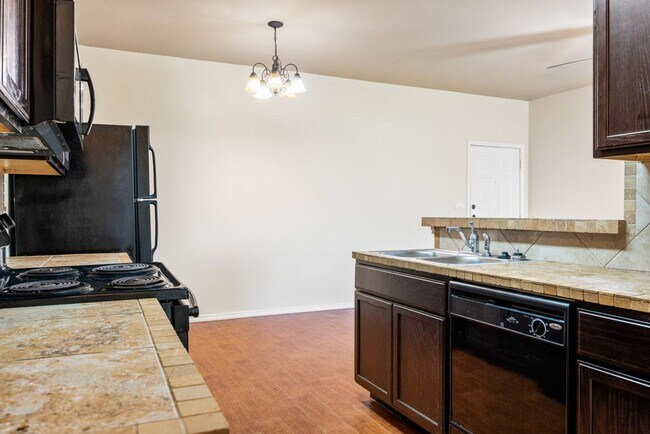 Building Photo - Available Now! Nice 3 Bedroom, 2.5 Bath Duplex located in New Braunfels!