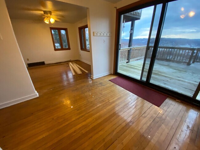 Building Photo - Loft Style Single Family Home - HUGE Yard