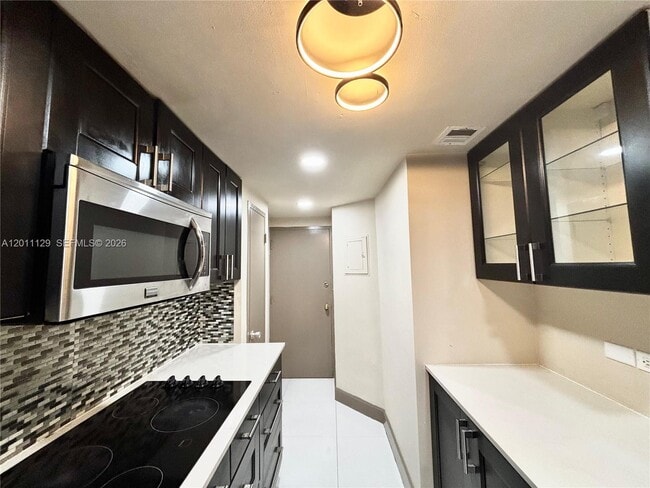 Building Photo - 999 Brickell Bay Dr