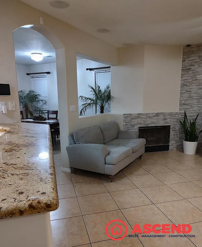 Building Photo - Spacious 5 Bed / 2 Bath Home Near Riverlakes Golf Course!