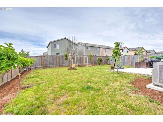 Building Photo - Spacious Newer Home Ready for Move IN
