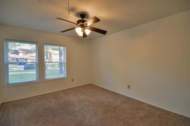 Building Photo - 3210 River Valley Dr