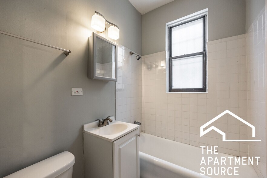 Building Photo - 4614 N Paulina St