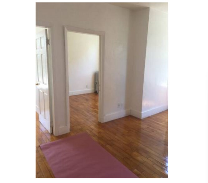 Building Photo - 8 Adella Pl