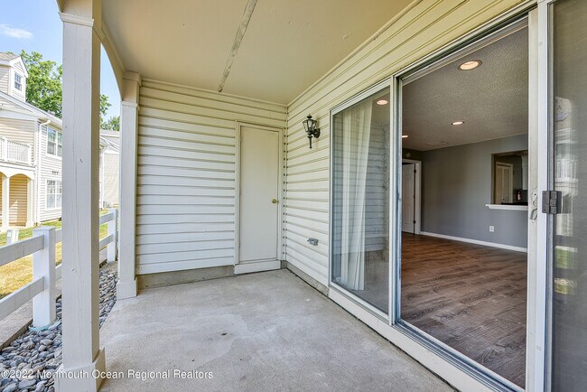 Building Photo - 45 Tulip Ln