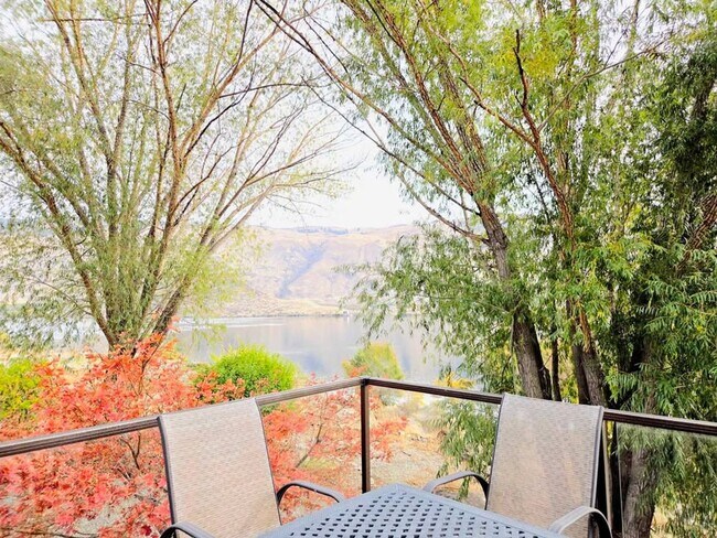 Building Photo - Gorgeous 4 Bed, 3 Bath Home w/ STUNNING RIVER FRONT VIEWS!!