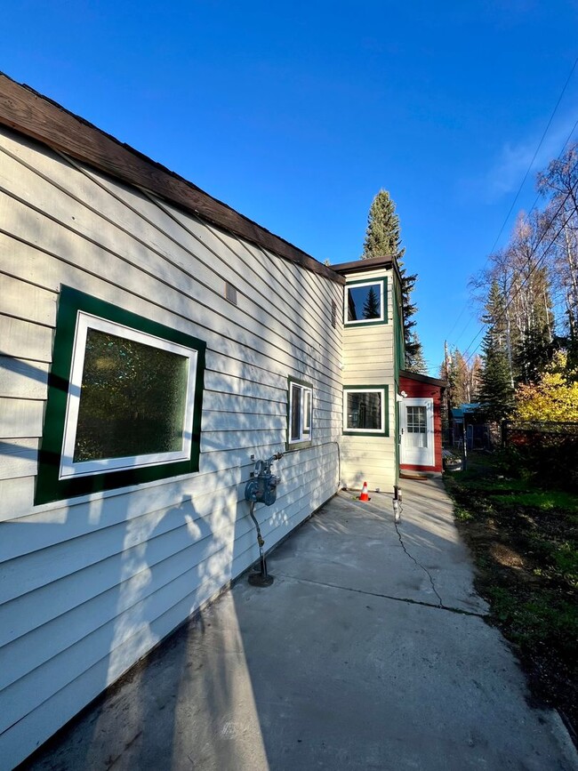 Building Photo - 2 Bedroom Duplex / Heat Included / Sorry n...