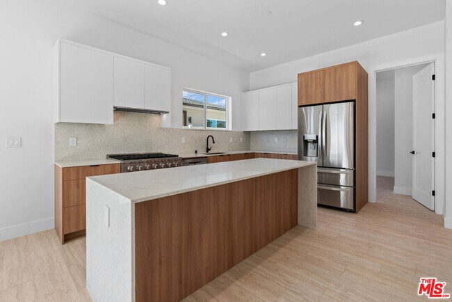 Building Photo - 15214 W Holyland Dr