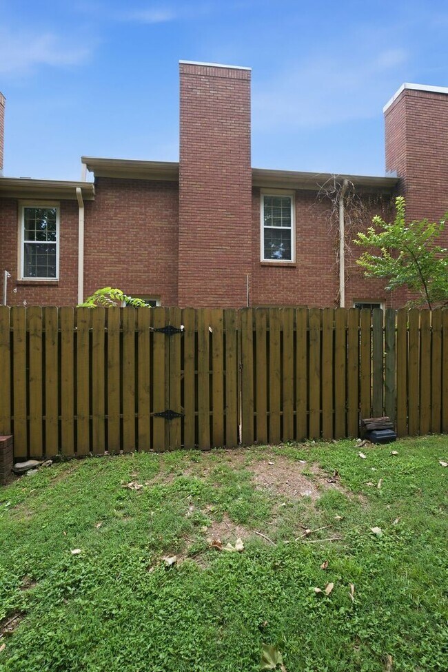 Building Photo - Charming Townhouse in Green Hills
