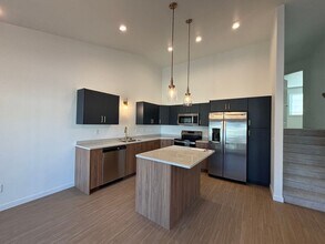 Building Photo - 3 Bedroom 3 Bathroom Townhomes