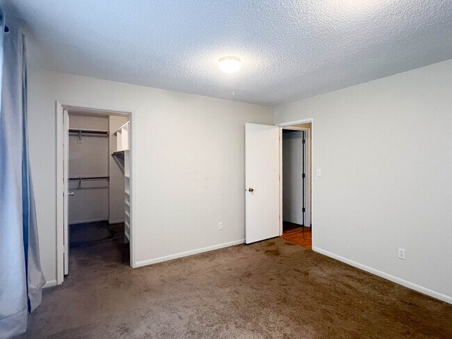 Building Photo - 1235 Crescent Dr
