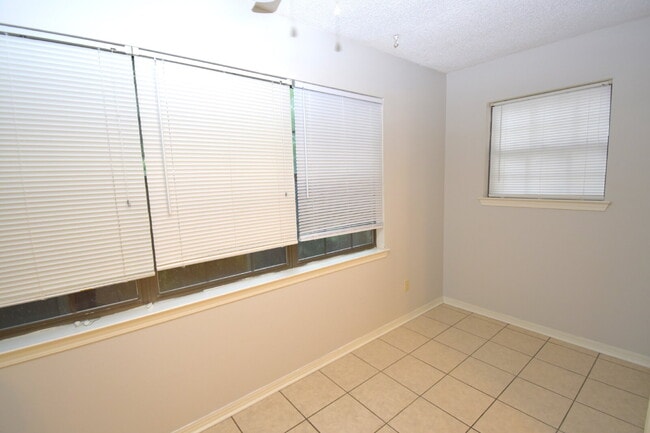 Building Photo - Charming West Pensacola Townhome – 2BR/2BA...
