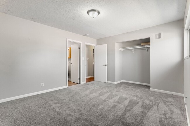 Building Photo - 4BR w/ Driveway Parking near Denver Zoo & City Park