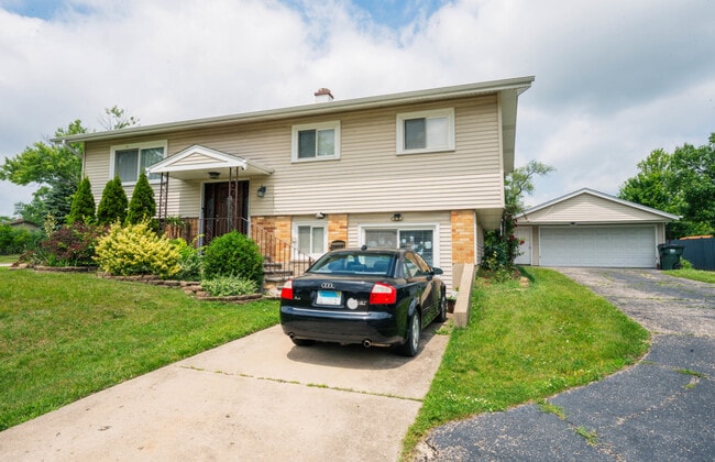 Building Photo - 490 Amherst Ln