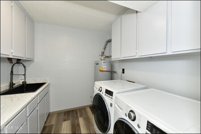 Building Photo - 5900 Mira Hermosa Dr