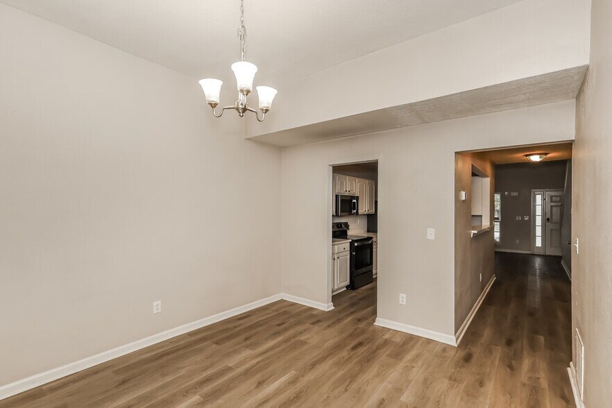 Building Photo - 4423 Ravenwood Dr