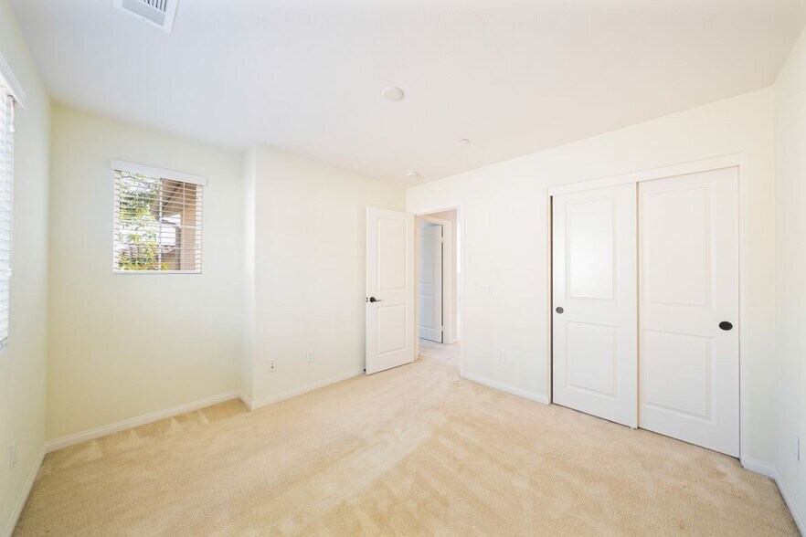 Building Photo - 372 Cardinal Ln