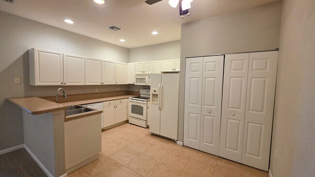 Building Photo - 2565 Langrove Ln SW