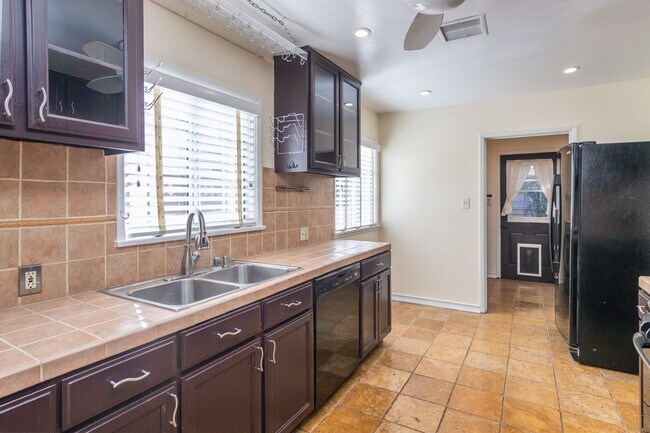 Building Photo - 6641 Murietta Ave