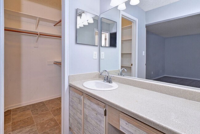 Building Photo - Updated Kiln Creek Home