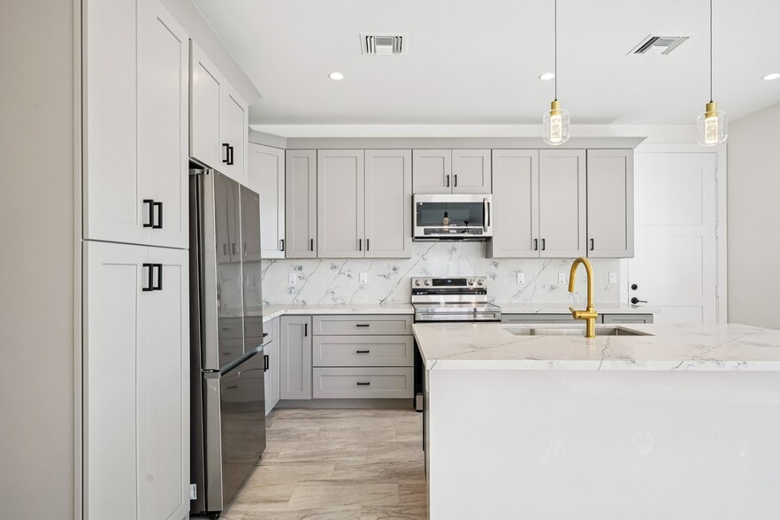 Building Photo - 910 E Roma Ave